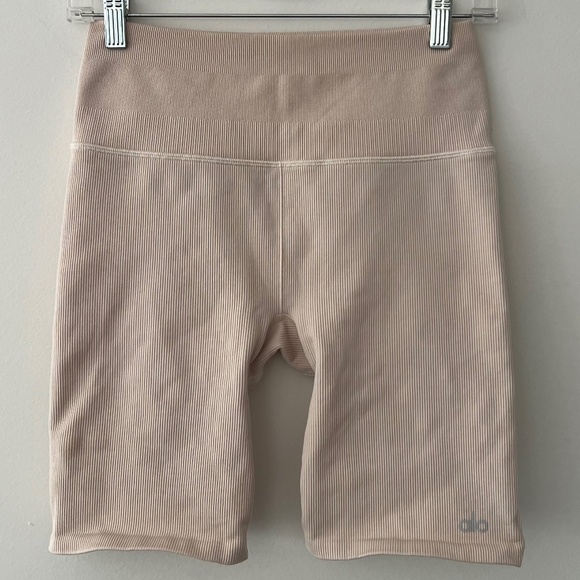 Alo Ribbed Mindful Movement Bike Short Nude Yoga Pilates Athleisure Size Medium - Picture 1 of 7